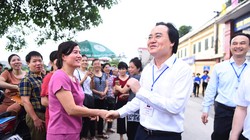 Bộ trưởng Bộ Giáo dục và Đào tạo Phùng Xuân Nhạ tại điểm thi ở Trường THPT Yên Viên