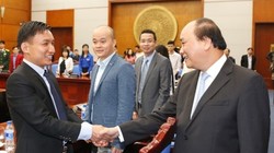 Nhà sáng chế "chân đât" Tạ Đình Huy được Thủ tướng Nguyễn Xuân Phúc gặp gỡ, động viên tại Diễn đàn gương mặt trẻ tiêu biểu của Việt Nam. Ảnh: Như Ý