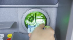 Tại Việt Nam, thẻ ATM chủ yếu dùng để rút tiền. Ảnh: THÀNH HOA