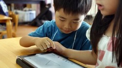 Học sinh trường mẫu giáo Coby (Yoshikawa, Saitama, Nhật Bản) đang học vẽ trên một thiết bị công nghệ. Ảnh: AP.
