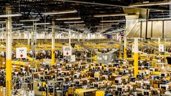Một kho hàng của Amazon tại Kent, Washington.