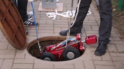 Robot tuần đường được thả xuống đường ống