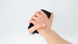 Robot MobiLimb gắn vào điện thoại di động. ẢNH: MARC TEYSSIER