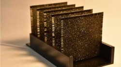 Mạng lưới bao gồm một loạt các lớp polymer, hoạt động bằng cách truyền ánh sáng qua. Mỗi lớp có diện tích 8 cm vuông. Nhóm nghiên cứu Ozcan / UCLA.