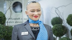 Sophia tươi cười khi tới sân bay. Ảnh: Forbes