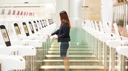 Quét vân tay tại khu vực máy làm thủ tục nhập cảnh ở nhà ga số 4 của sân bay Changi. Nguồn: Bloomberg.
