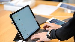 Dòng máy tính bảng giá rẻ mới ra mắt không đủ sức kéo kết quả kinh doanh của Apple. ẢNH: AFP