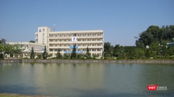 Khu giảng đường chính của ICTU bên một hồ nước nhân tạo.