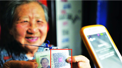 Nhiều người ăn xin tại Trung Quốc giờ đây luôn mang theo mình bản in mã QR