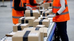 Ảnh: Nhân công làm việc tại kho hàng Amazon