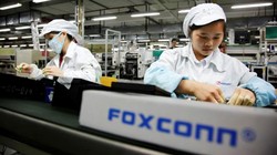 Nhân viên Foxconn làm việc ở Thâm Quyến (Trung Quốc). ẢNH: BLOOMBERG