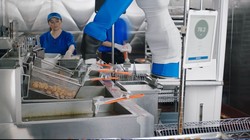 Walmart đang thử nghiệm robot chiên gà và khoai tây. Ảnh: Futurism.