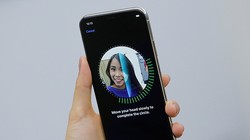 Face ID của Apple không dễ dàng bị đánh bại bởi đầu giả 3D như điện thoại Android. ẢNH: AFP
