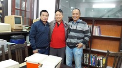 TS Nguyễn Chí Công (giữa) cùng các chuyên gia Nguyễn Ngọc Đức (bên trái) và Nguyễn Thành Nam (bên phải) chụp ảnh kỷ niệm cùng một số kỷ vật sưu tập. Ảnh: FB nhân vật