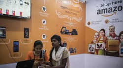 Nhân viên của hãng Amazon tại một cửa hàng của hãng này ở Tumakuru, Ấn Độ. Ảnh: New York Times.