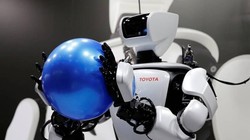 Robot T-HR3 của Toyota, nặng 75kg và cao 1,5m, đang cầm một quả bóng. Ảnh: Reuters.