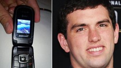 Andrew Luck và điện thoại nắp gập của Samsung.