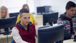 Học trực tuyến đang làm một xu hướng phát triển mạnh.