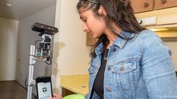 Nhà thông minh thử nghiệm robot chăm sóc người cao tuổi.