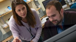 Nhà nghiên cứu Ellen and Ryan McGinnis, đại diện nhóm nghiên cứu của Đại học Vermont đã phát triển thành công cảm biến đeo tay để sàng lọc triệu chứng lo âu, trầm cảm ở trẻ nhỏ.