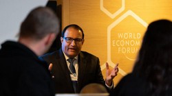 Bộ trưởng Thông tin - truyền thông Singapore phát biểu tại Diễn đàn kinh tế thế giới ngày 23-1 - Ảnh: WEF