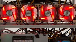 Các cánh quạt có màu đỏ được dùng để giảm nhiệt máy đào tiền ảo. ẢNH: BLOOMBERG