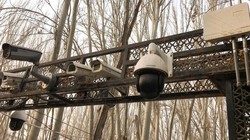 Camera an ninh tại lối vào nhà thờ Hồi giáo Id Kah ở Kashgar, Tân Cương. ẢNH: REUTERS
