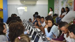 Học sinh Bahia sử dụng máy tính hoặc điện thoại để truy cập ứng dụng Geekie. Ảnh: Geekie