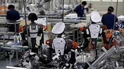Robot làm việc cùng nhân viên người thật. ẢNH: REUTERS