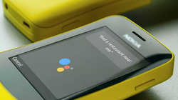 Google Assistant hoạt động trên Nokia 8110, model sử dụng KaiOS. ẢNH: KAIOS