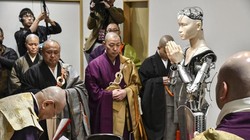 Robot Mindar và các nhà sư. ẢNH: KYODO