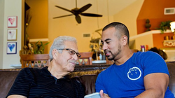 Rất nhiều người già sống một mình trong sự buồn tẻ bởi lẽ con cái họ quá bận rộn với công việc, những đứa cháu đi học xa nhà. Đó là lý do mà nhiều ứng dụng giải quyết sự cô đơn cho người già ra đời - Ảnh: Papa