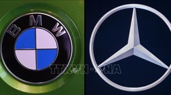  Logo của hai tập đoàn ô tô Đức BMW và Mercedes Daimler. Ảnh: AFP/TTXVN
