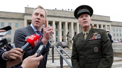 Quyền bộ trưởng quốc phòng Mỹ Patrick Shanahan cùng với tướng Joseph Dunford (phải) bên ngoài trụ sở Lầu Năm Góc - Ảnh: REUTERS