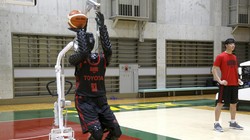 Không nhiều người có thể liên tục thực hiện thành công những cú ném 3 điểm. Ảnh: AP.