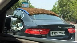 Mẫu sedan hạng sang cỡ trung với mái che đặc biệt trong một ngày nắng nóng ở Ấn Độ. Ảnh: Cartoq