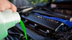 Lái xe cần thường xuyên kiểm tra và đổ nước làm mát động cơ