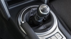 Cần số sàn trên xe thể thao Toyota 86.
