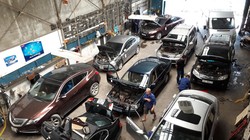 Gara chật kín xe đến sửa điều hòa trong những ngày qua.