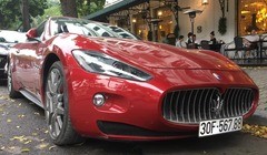 Một chiếc Maserati trên đường phố Hà Nội