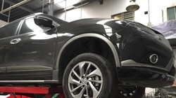 Xe Nissan X Trail rò rỉ dầu bảo hành chính hãng tại Nissan Long Biên ngày 11/4. 