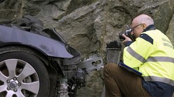 Có mặt tại hiện trường tai nạn giao thông không chỉ có cảnh sát, cứu hộ hay y tế, mà còn có các nhà điều tra của các hãng xe. Ảnh: The New York Times