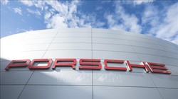 Biểu tượng Porsche tại trụ sở của công ty này ở Stuttgart, Đức. Ảnh: AFP/TTXVN