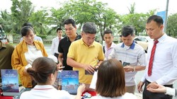 Đầu giờ sáng, đã có đông khách hàng đến đăng ký lái thử xe VinFast Fadil và nghe tư vấn mua xe