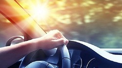 Tia UV vẫn có khả năng xuyên qua kính ô tô.