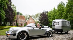 Ông Volker Schiersch bên cạnh chiếc Porsche 911 Speedster G-series ra đời năm 1989. Ảnh: Carbuzz