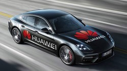 Chiếc Porsche Panamera được điều khiển bằng điện thoại di động với phần mềm AI của Huawei. Ảnh: Huawei