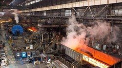 Bên trong một nhà máy sản xuất thép tấm