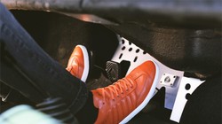 Các loại giày đế bằng phù hợp nhất khi lái ôtô.
