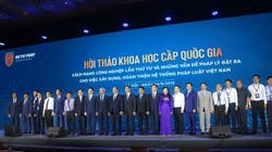 Thủ tướng Nguyễn Xuân Phúc và Phó Chủ tịch Quốc hội Uông Chu Lưu chụp ảnh kỷ niệm với các đại biểu tại hội thảo. Ảnh: báo Pháp luật Việt Nam